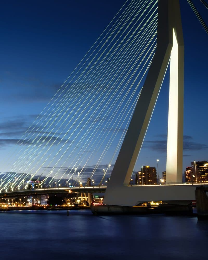 Erasmusbrug in Rotterdam tijdens het blauwe uur