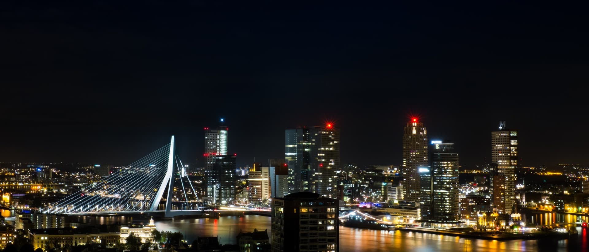 Skyline van Rotterdam met de Erasmusbrug bij nacht